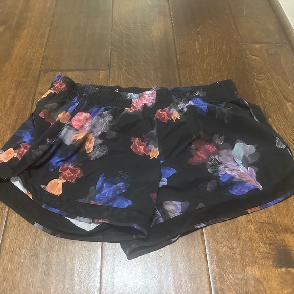 Athleta Mesh race runner short floral - Picture 3 of 3